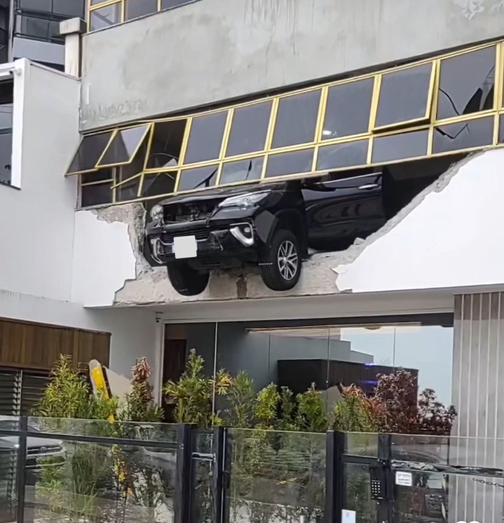 Vídeo: Parte da frente de carro fica suspensa após bater na parede de prédio em Balneário Camboriú
