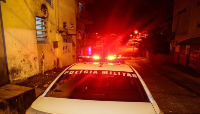 Madrugada de domingo tem briga entre casais e dois esfaqueados