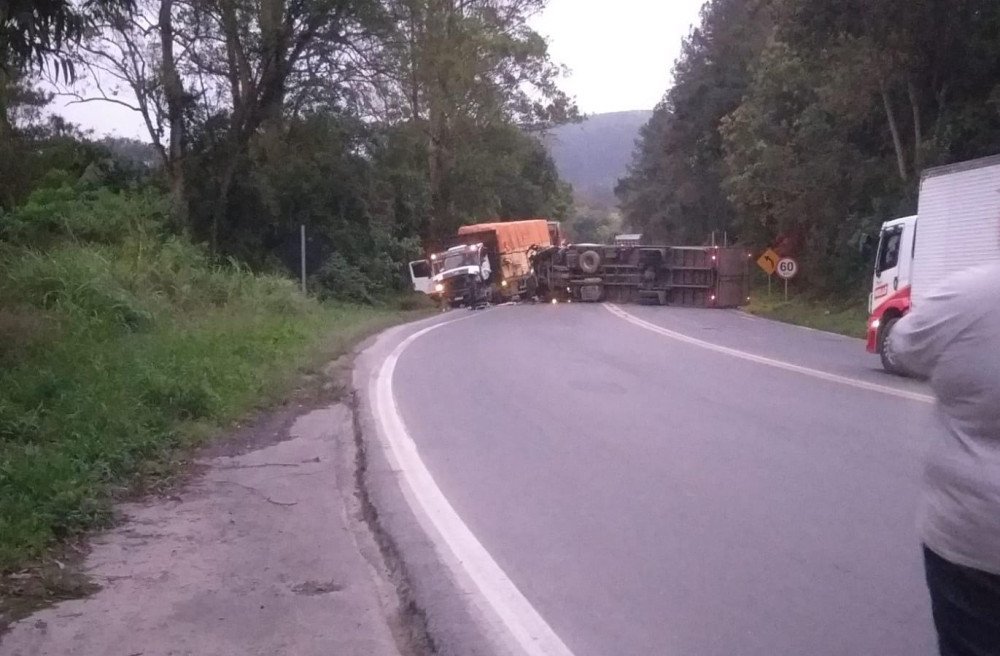 Acidente entre caminhões bloqueia BR-470 na manhã desta segunda