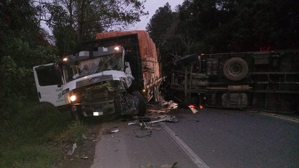 BR-470 é liberada após acidente envolvendo dois caminhões em Trombudo Central