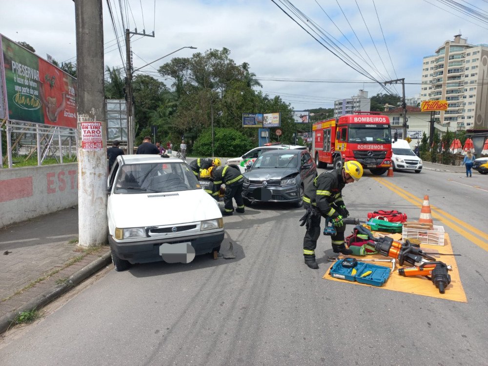 Batida envolvendo três carros deixa duas pessoas feridas em Gaspar nesta segunda-feira