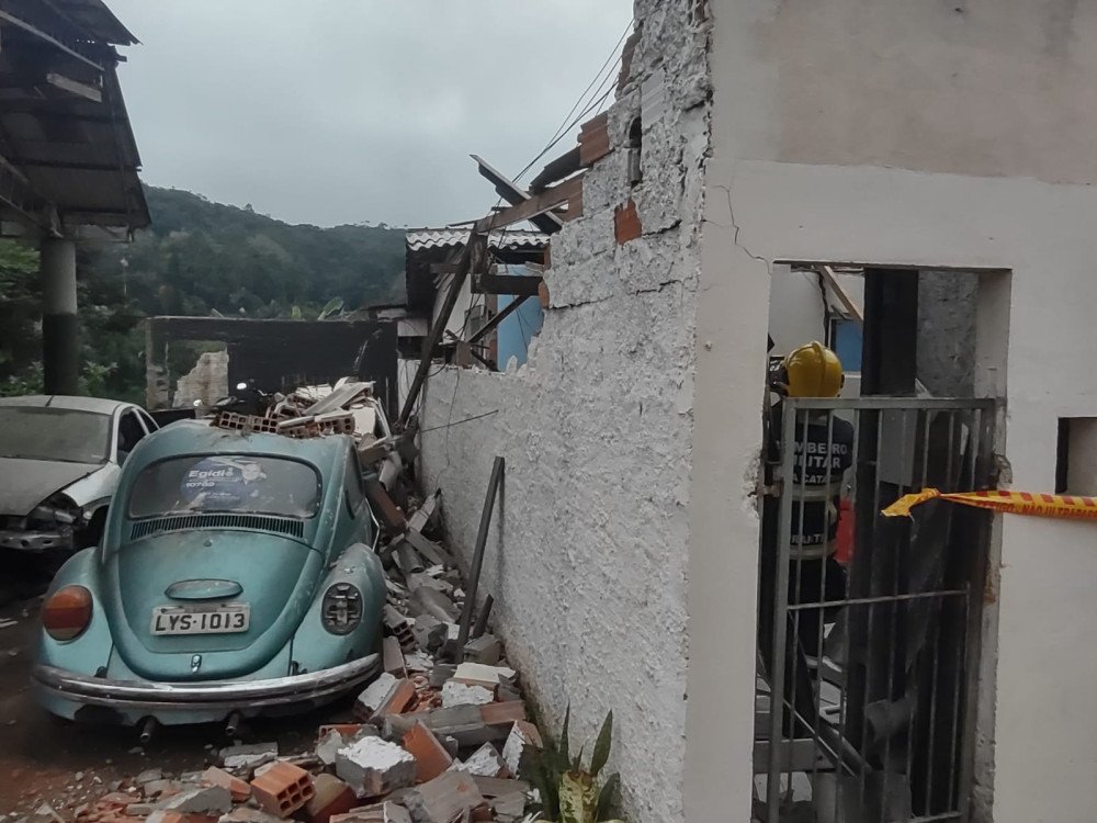 Explosão de botijão de gás deixa uma pessoa ferida em Blumenau; veja fotos