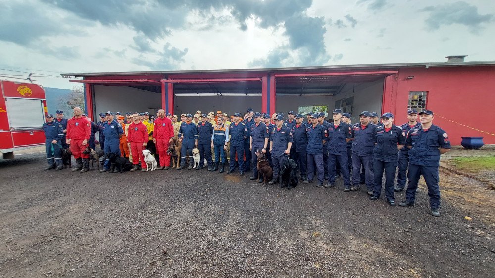 Nova equipe dos bombeiros chega no Rio Grande do Sul para apoio