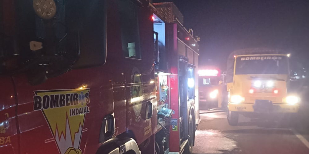 Incêndio destrói oficina na BR-470 em Indaial