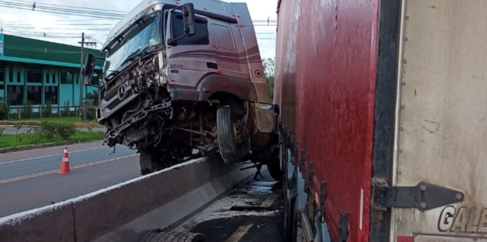 Motorista fica ferido após carreta bater em mureta da BR-470 em Indaial