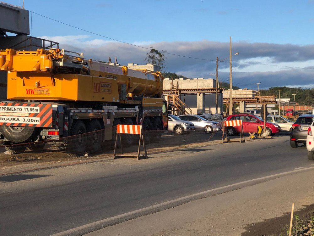 Obras do viaduto do Badenfurt deixam o trânsito lento na BR-470 em Blumenau