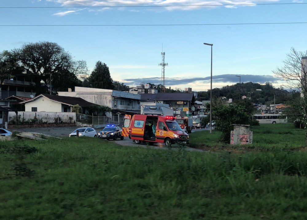 Ciclista fica ferido em acidente com caminhão em Blumenau
