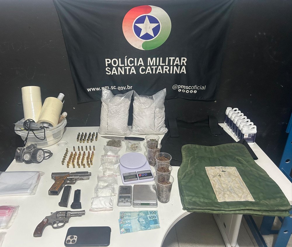 Homem é preso com cocaína, maconha, armas e munições em Itajaí