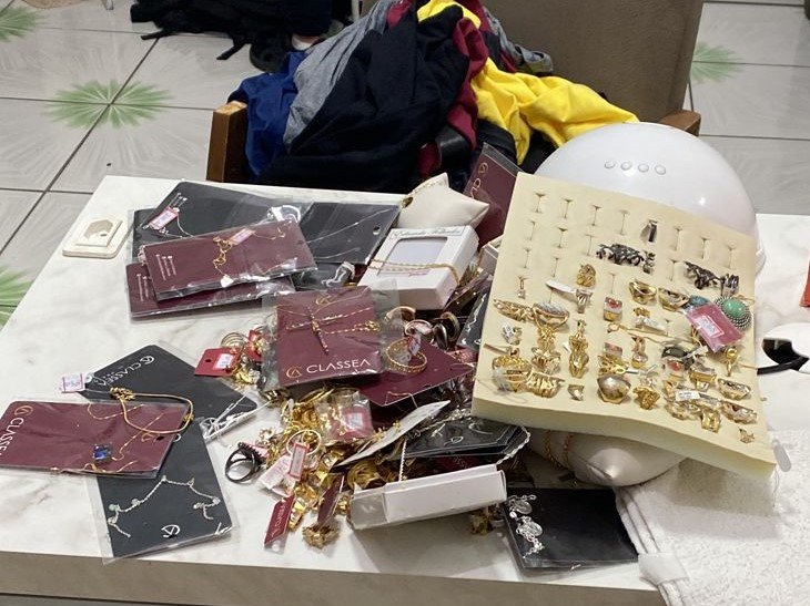 Mais de 180 joias e roupas são recuperadas pela polícia após furto em comércio no Alto Vale