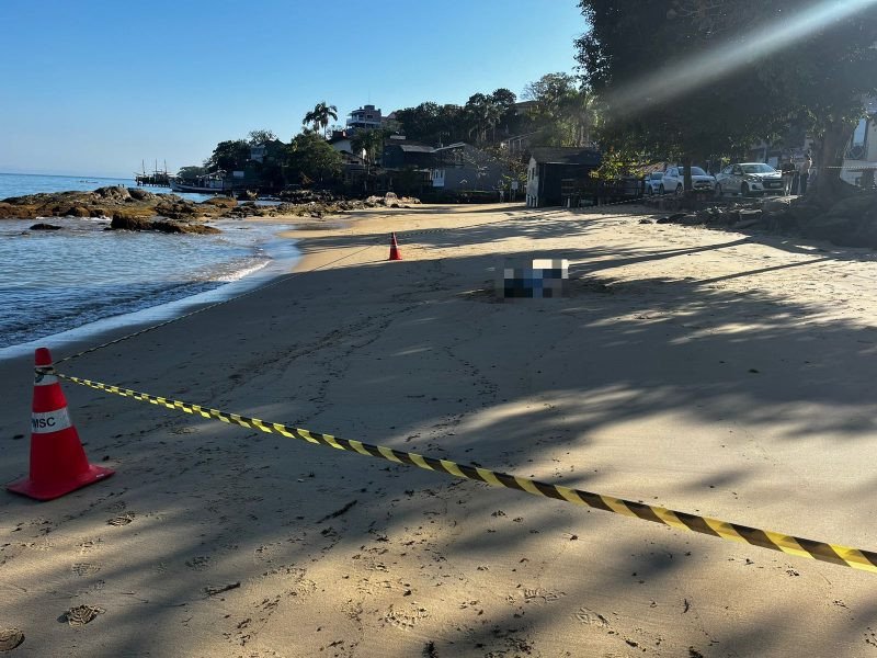 Homem é encontrado morto na areia da praia em Porto Belo