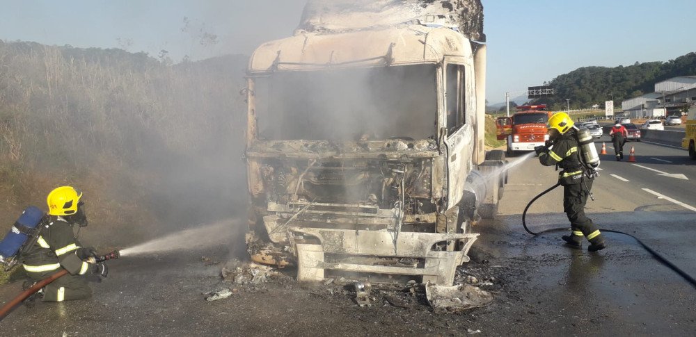 Caminhão pega fogo na BR-470, em Gaspar, e bombeiros são chamados