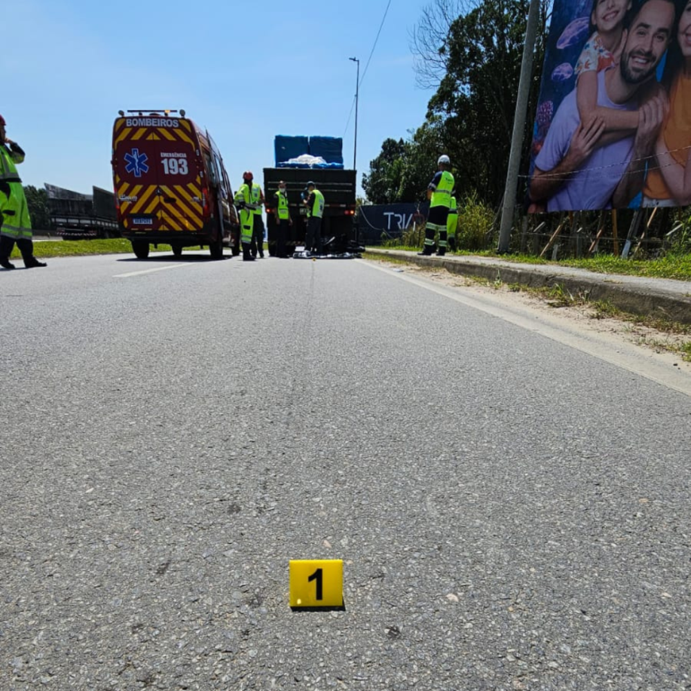 Homem morre após bater atrás de caminhão na BR-101 em Porto Belo