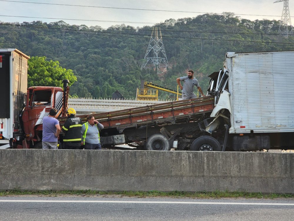 Grave acidente de trânsito envolvendo caminhões mobiliza bombeiros na BR-470, em Gaspar