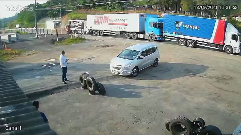 Vídeo: Câmera flagra engavetamento entre caminhões na BR-470 em Gaspar