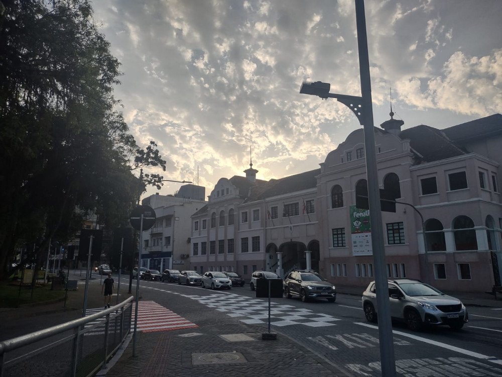 Motoristas enfrentam filas no centro de Blumenau por conta de obra na Ponte Desembargador Pedro Silva