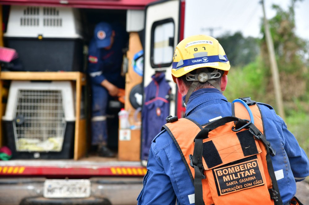 Bombeiros de Blumenau reforçam buscas por desaparecidos no RS