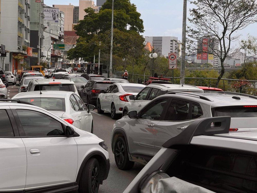 Motoristas reclamam da falta de guardas de trânsito em Blumenau após congestionamento na Beira-Rio