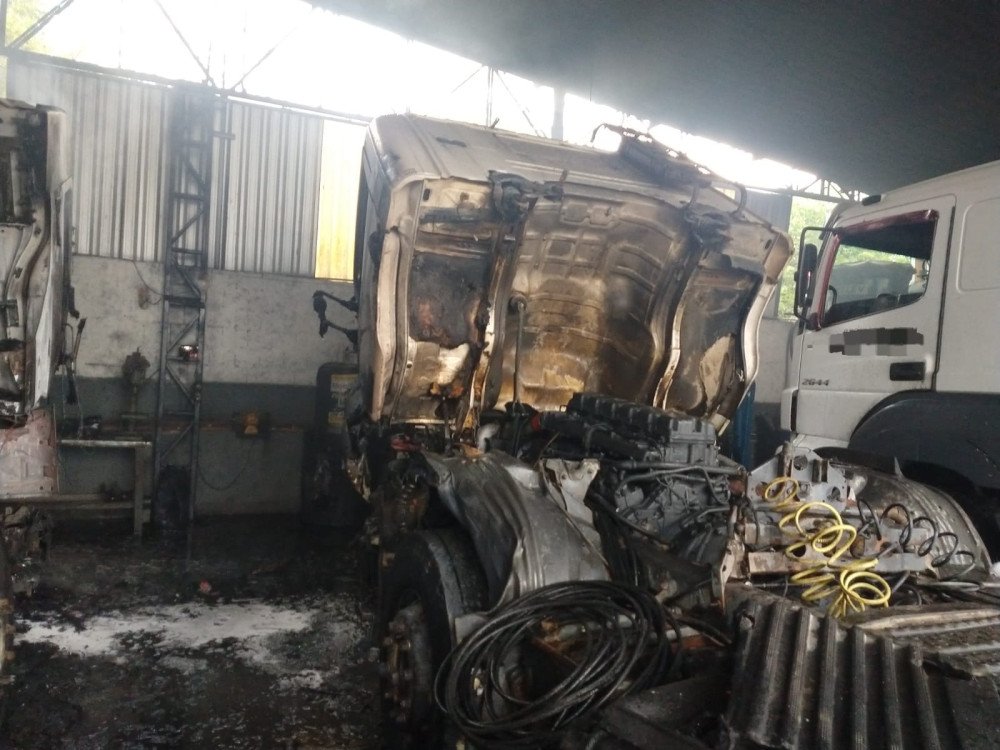 Oficina mecânica pega fogo e caminhões ficam destruídos
