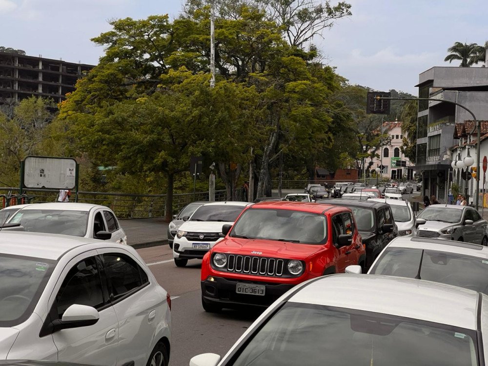 Trânsito volta a fluir após liberação da ponte Desembargador Pedro Silva de Blumenau