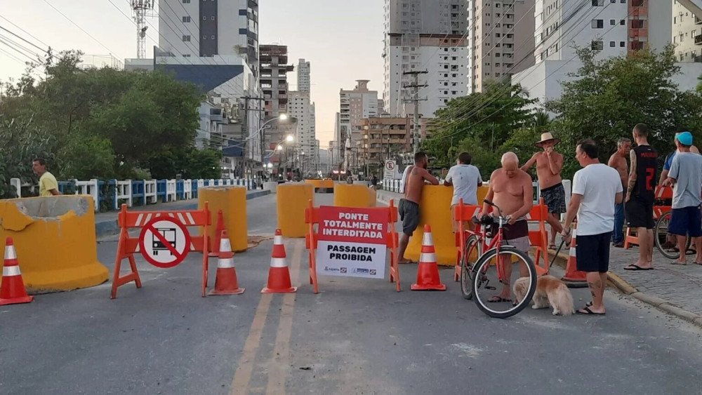 Exército Brasileiro vai construir ponte provisória entre Porto Belo e Itapema; tráfego hoje está totalmente fechado