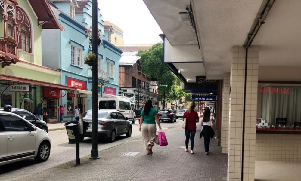 Campanha Florescer Blumenau começa nesta sexta; lojas do centro farão promoções de boas-vindas à primavera