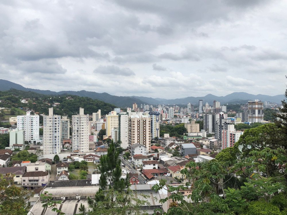 Previsão do tempo: Sol aparece entre nuvens ao longo desta quinta