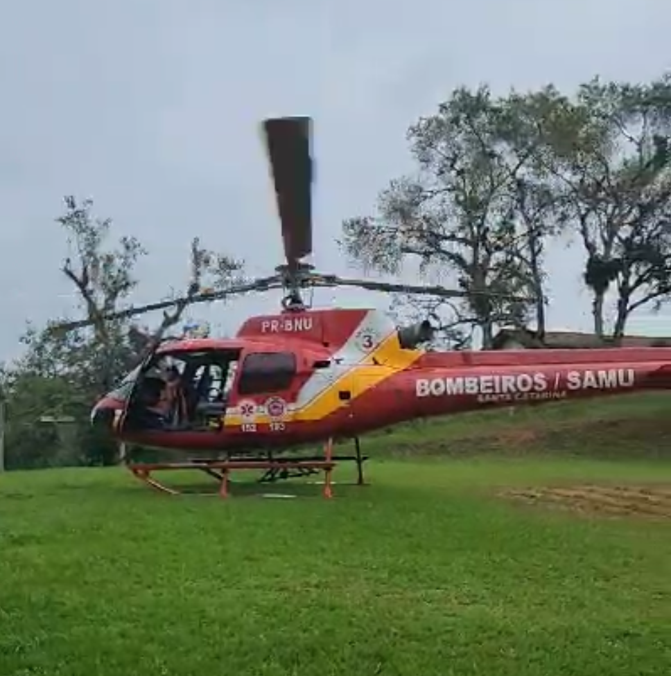 Vídeo: Homem morre prensado por carreta em Gaspar