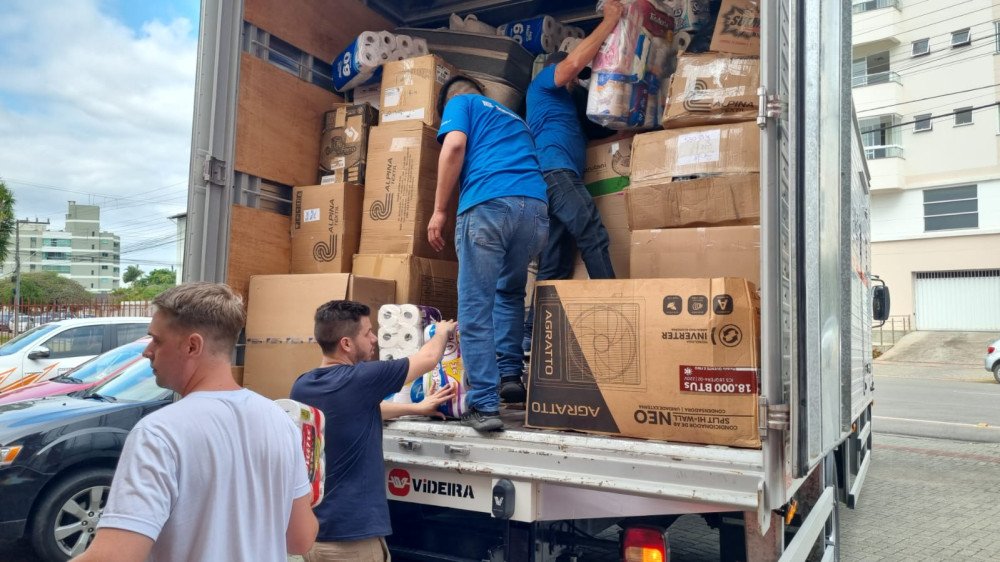 Rio do Sul envia donativos para ajudar as vítimas das enchentes no RS