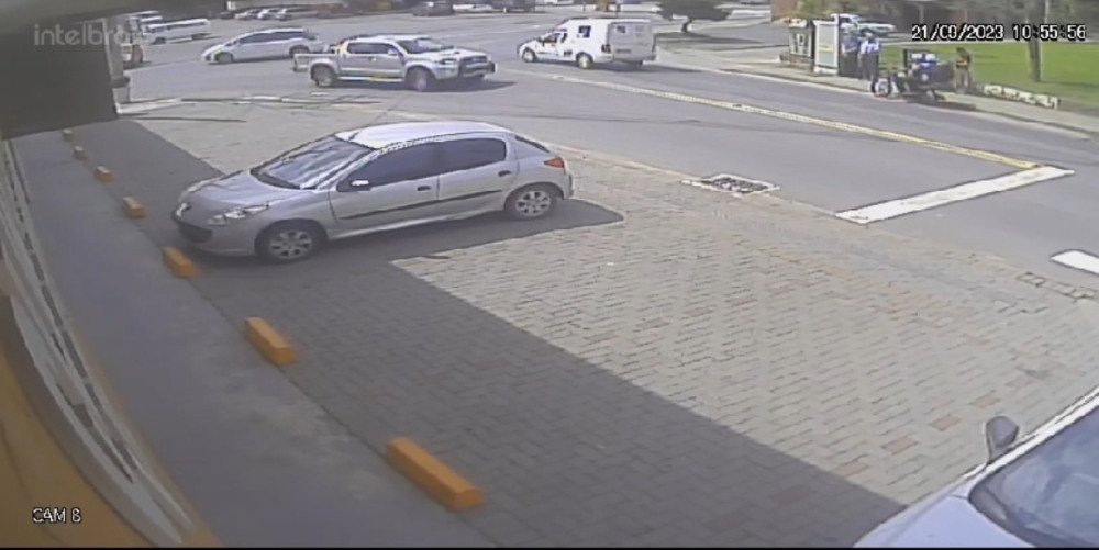 Vídeo: Câmera de segurança registra momento que moto invade e bate no pátio de mercado em Gaspar