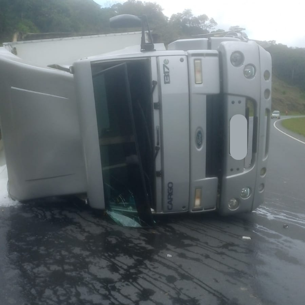 Caminhão carregado de gelo tomba na BR-470 em Ilhota