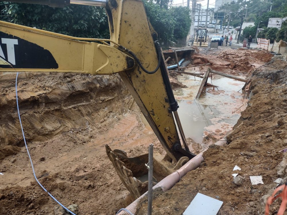 Blumenau: Rompimento de rede de água na rua Divinópolis afeta abastecimento
