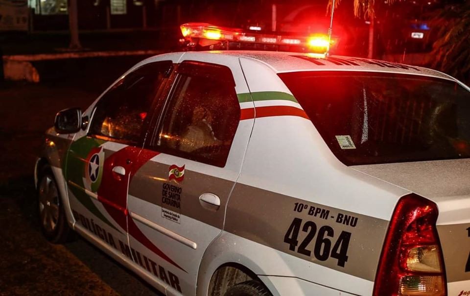 Homem é preso após agredir companheira em Blumenau