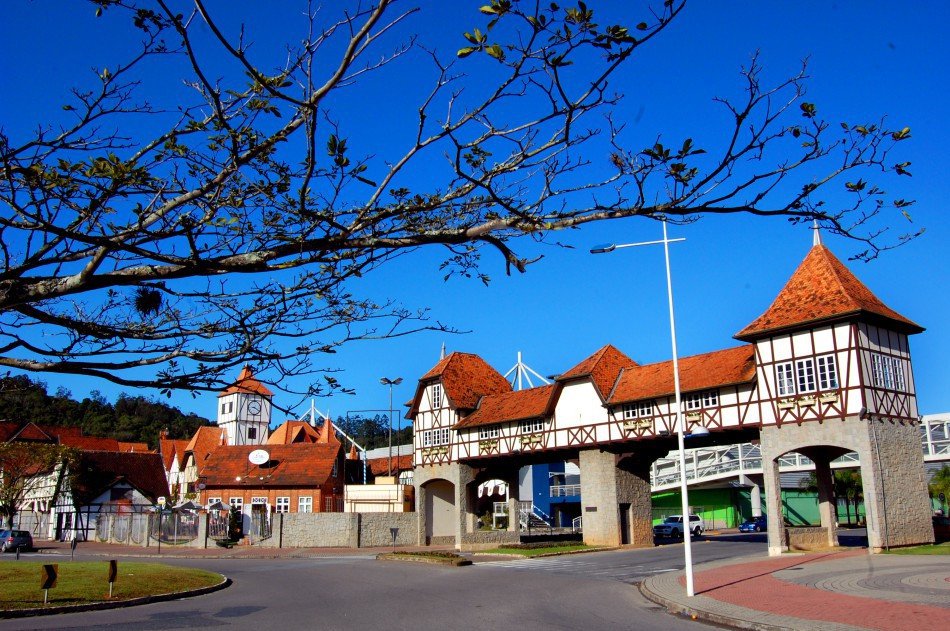 Duas pistas da Rua Humberto de Campos, em Blumenau, vão ficar interditadas neste sábado