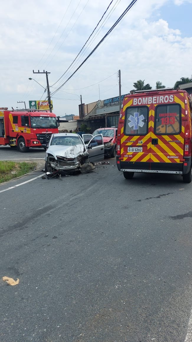 Batida entre dois carros em Blumenau deixa quatro pessoas feridas nesta sexta