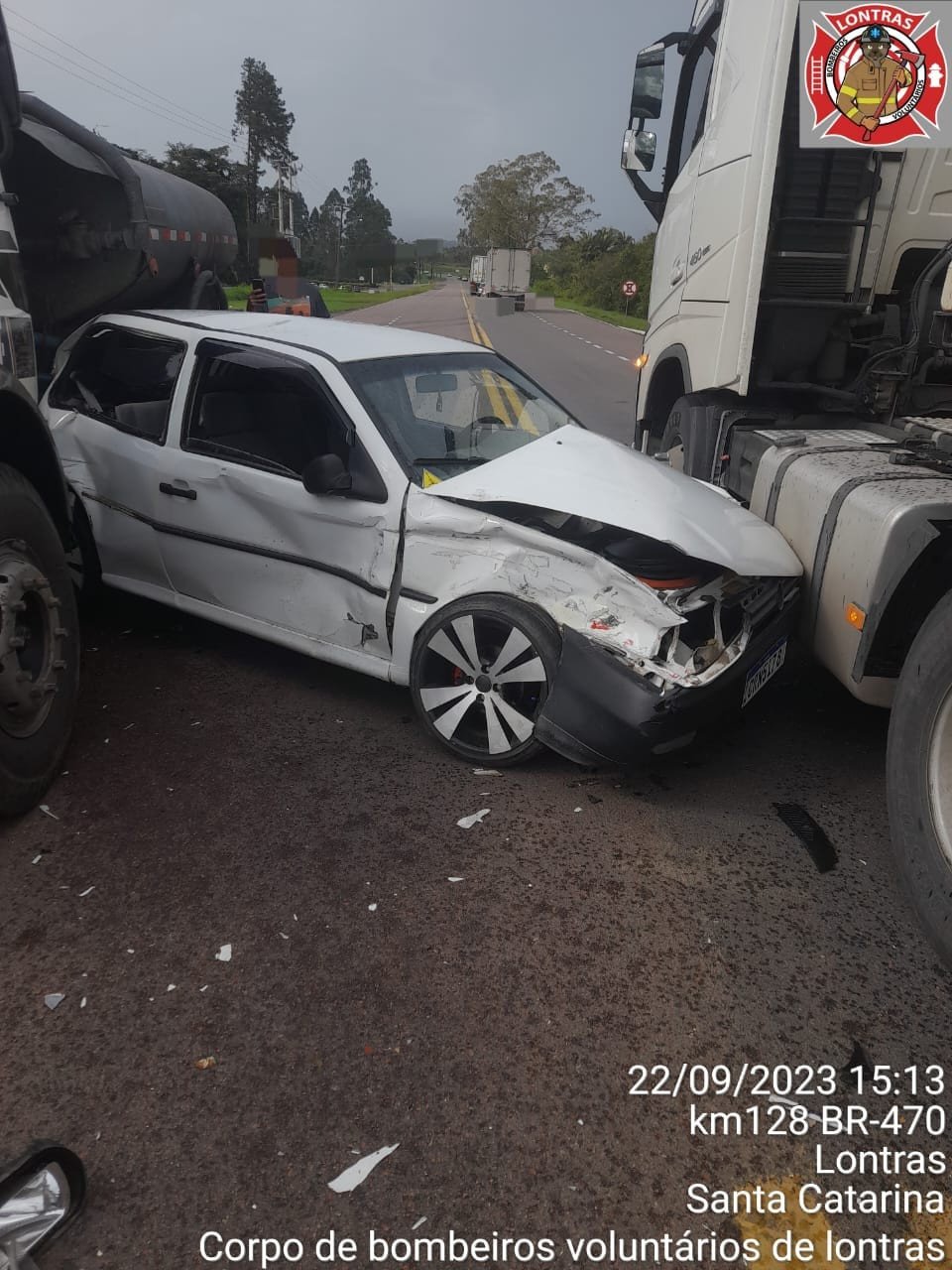 Duas pessoas ficam feridas em acidente entre carro, carreta e caminhão em Lontras