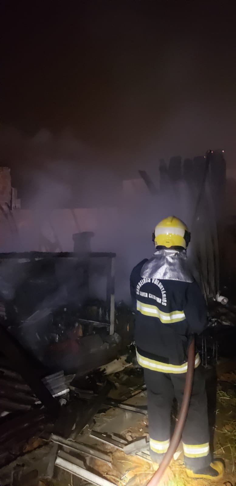 Fogo destrói casa em Ilhota; suspeita é de incêndio criminoso