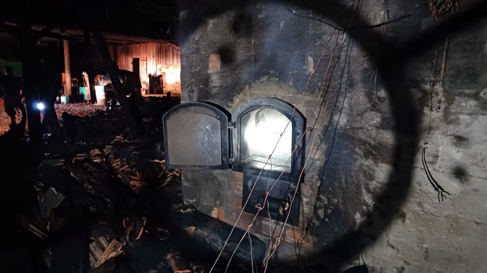 Estufa de fumo pega fogo no Alto Vale e mobiliza bombeiros
