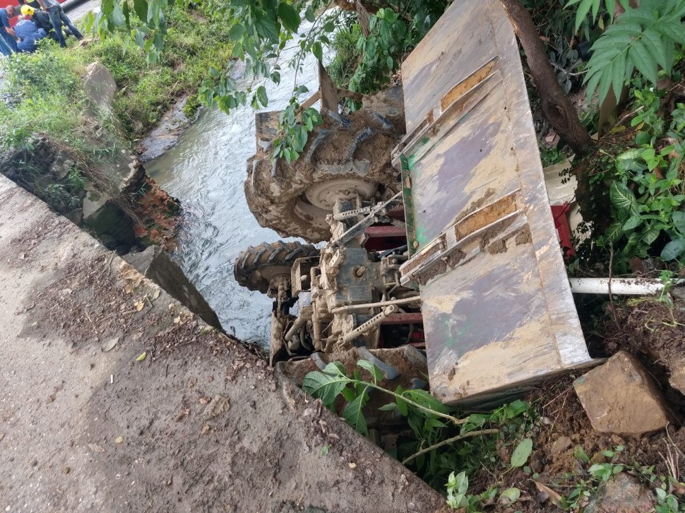 Mulher fica ferida após máquina agrícola cair em ribeirão em Rio do Sul