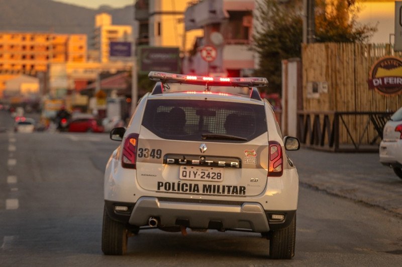 Homem é preso por tentativa de roubo em Blumenau