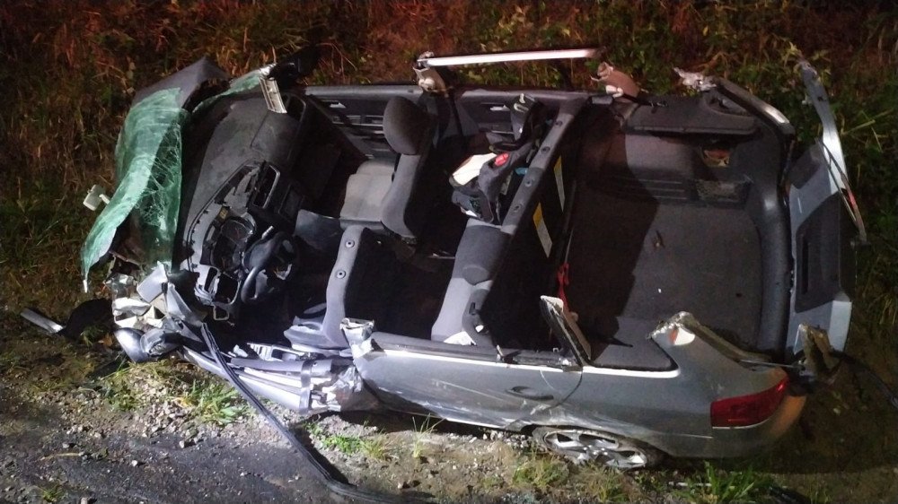 Quatro pessoas ficam feridas em batida frontal entre dois carros em Brusque