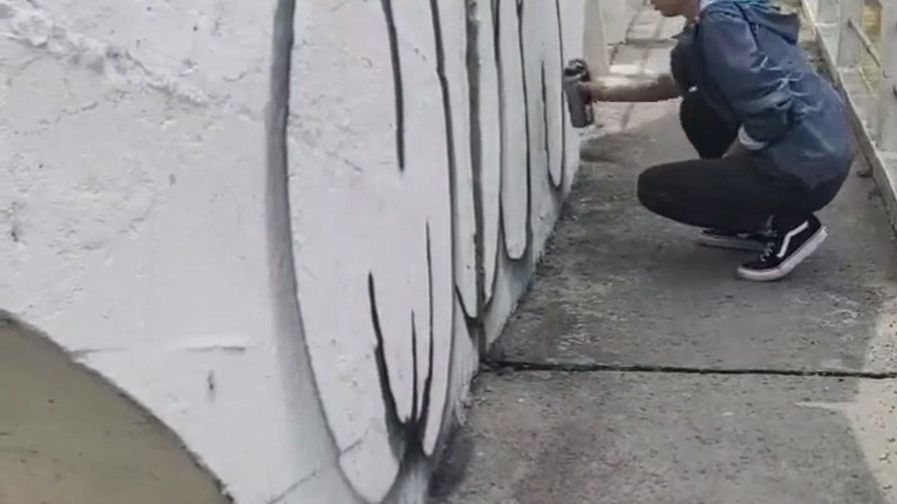 Vídeo: Jovem picha Ponte dos Arcos, em Indaial, e prefeito se manifesta