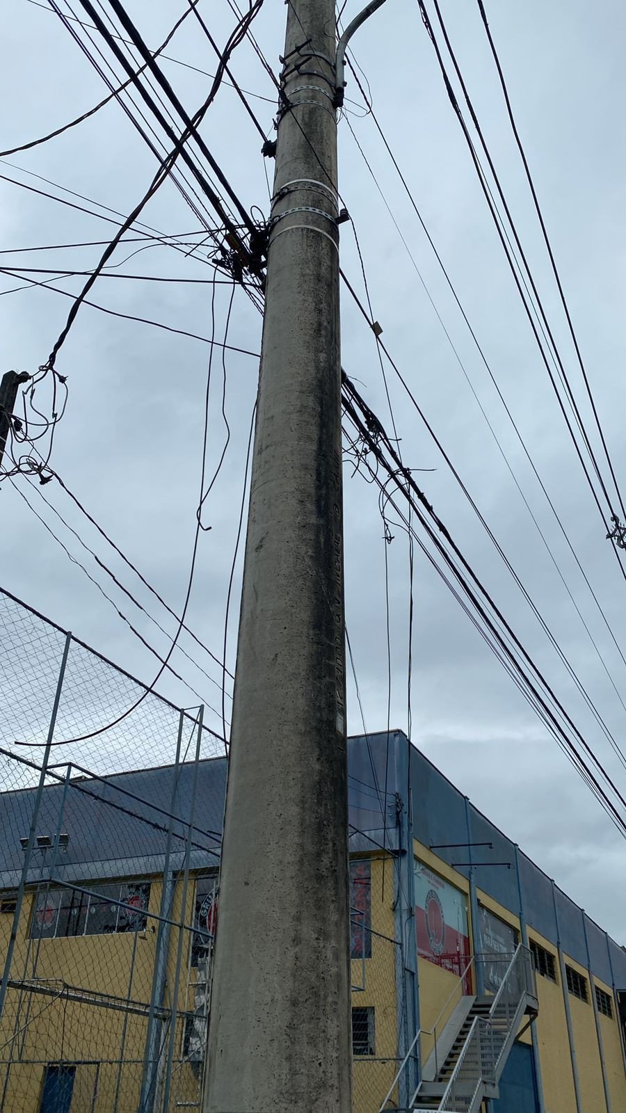 Município e Celesc farão fiscalização dos fios de telefonia e TV por assinatura nos postes de Blumenau