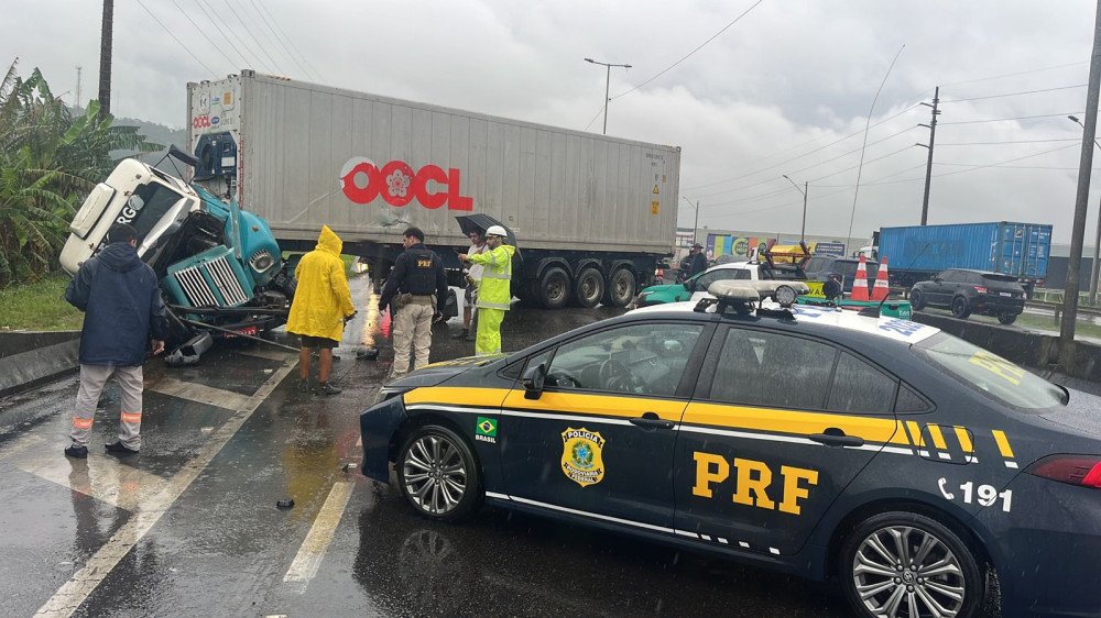 Carreta atravessa na pista e deixa trânsito interditado na BR-101 em Itajaí