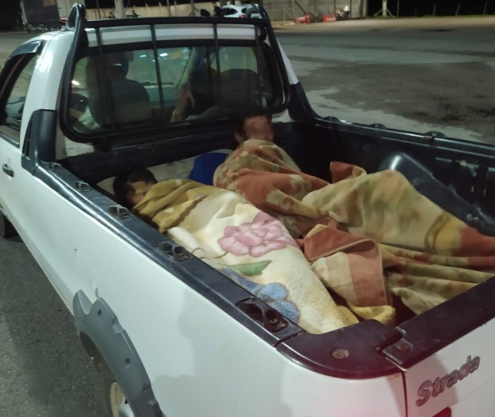 Motorista é flagrado transportando pessoas em compartimento de carga de picape na BR-101