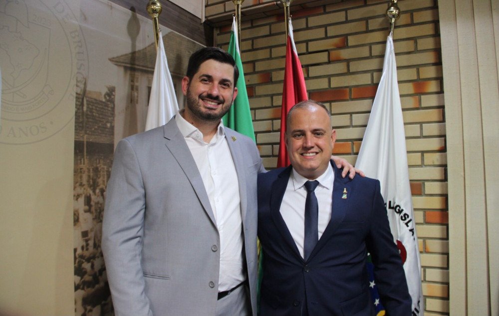 André Vechi e André Batisti tomam posse como prefeito e vice de Brusque após eleição suplementar