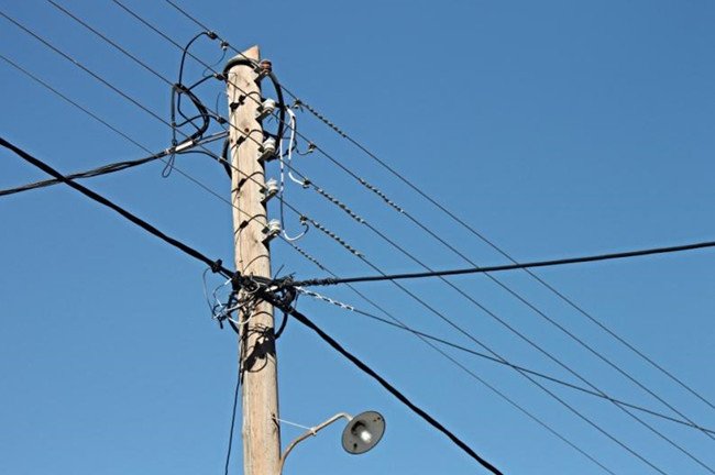 Governo Federal cria normas para compartilhamento de postes de energia; entenda