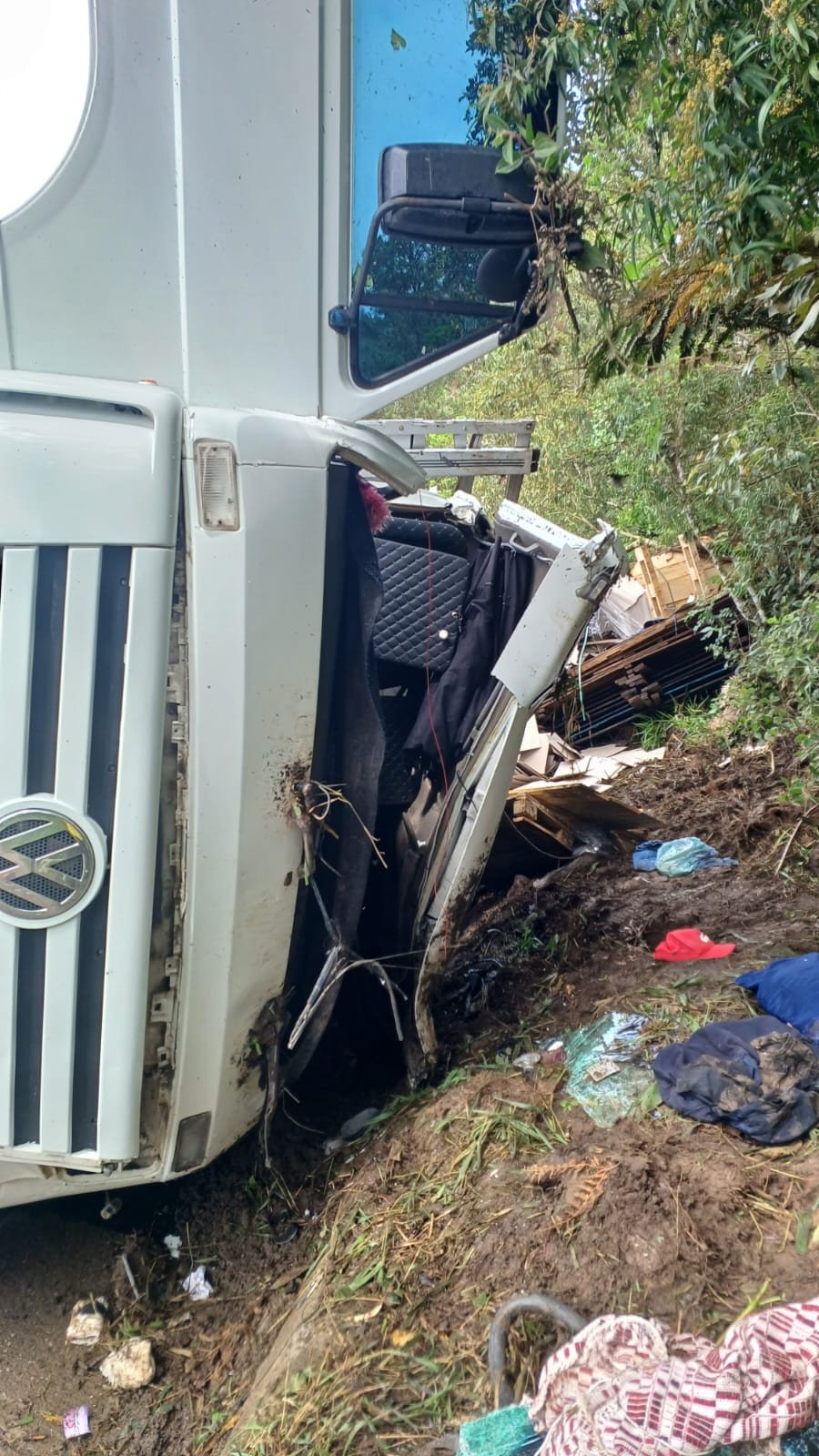 Homem fica preso às ferragens após caminhão tombar em Taió