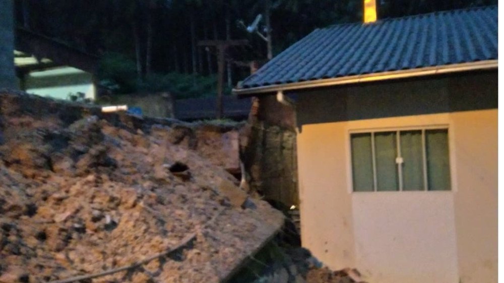 Temporal com chuva de granizo causa transtornos na madrugada desta quarta em Blumenau