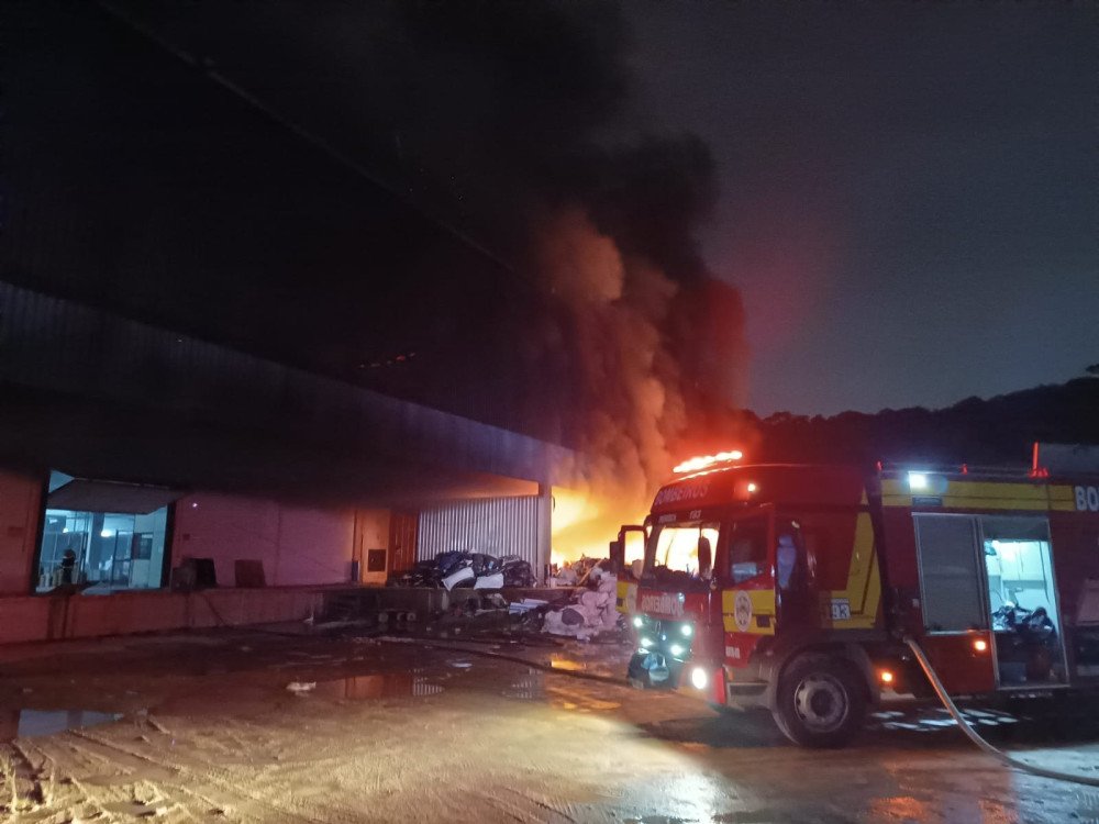 Incêndio em galpão de reciclados em Gaspar dura 6 horas e mobiliza equipes de bombeiros