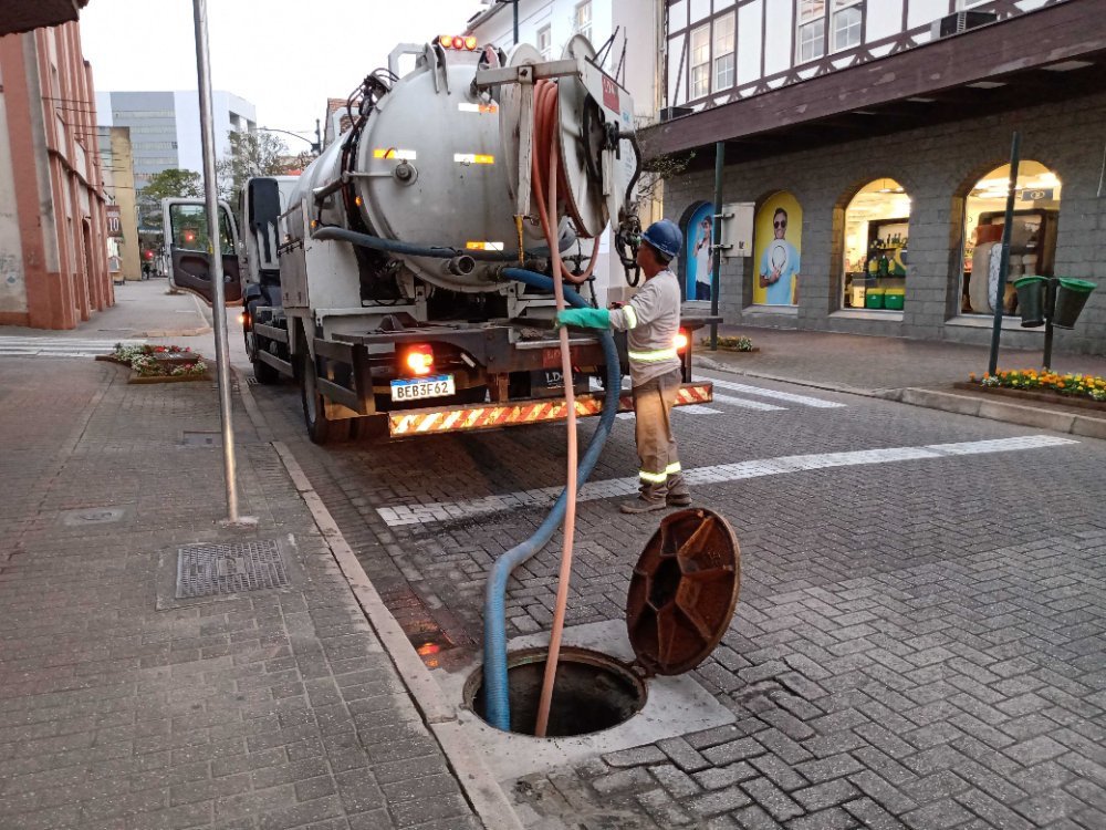 Equipes realizam limpeza preventiva de redes de esgoto de Blumenau no entorno da Vila Germânica